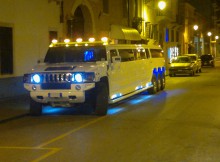 Hummer H2 limousine a noleggio per festa di san valentino