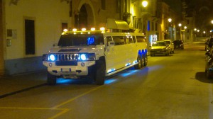 Hummer H2 limousine a noleggio per festa di carnevale  
