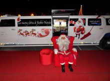 Santa Klaus rinnova la favola con l'Hummer limousine